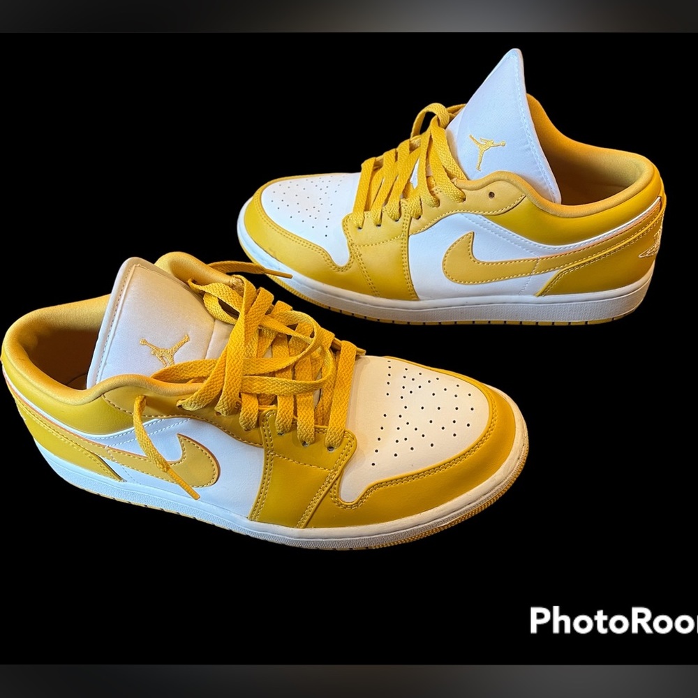 Air Jordan 1 low 10.5 white and pollen